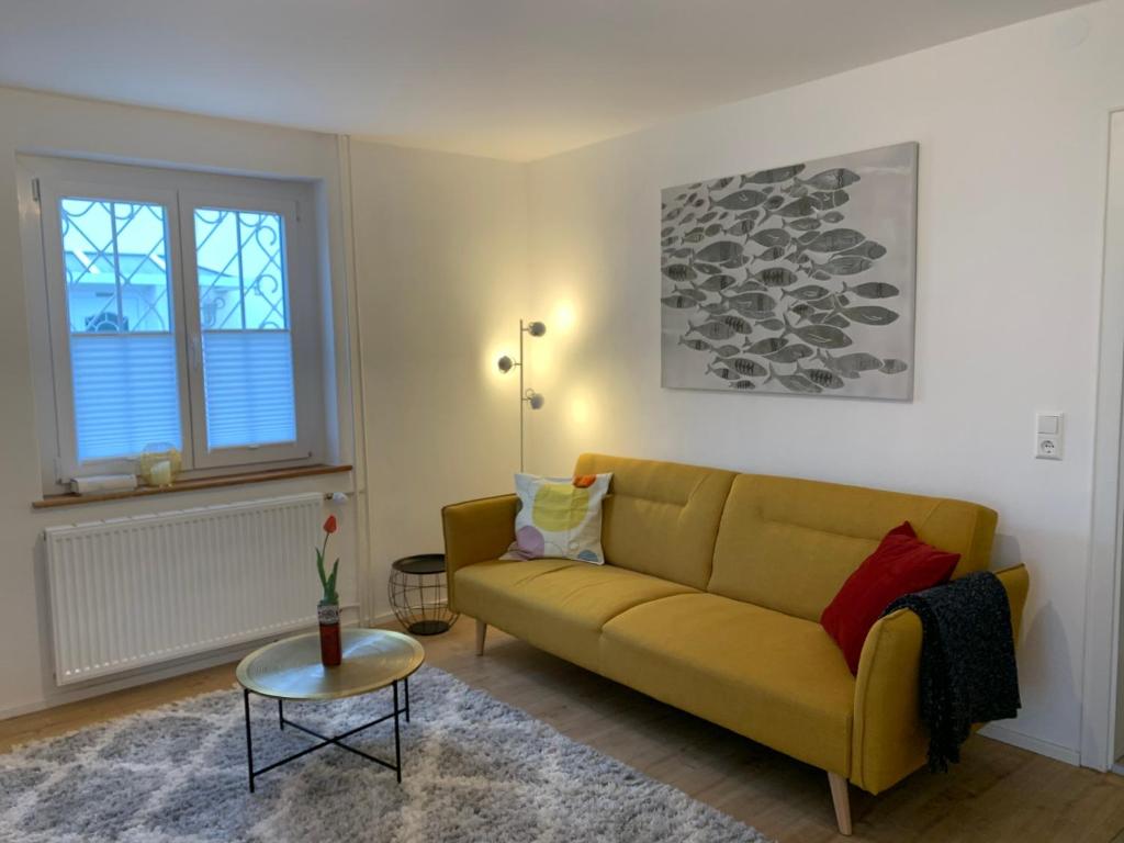 梅尔斯堡Ferienwohnungen Bohner/ Wohnung Katharina的客厅配有黄色的沙发和桌子