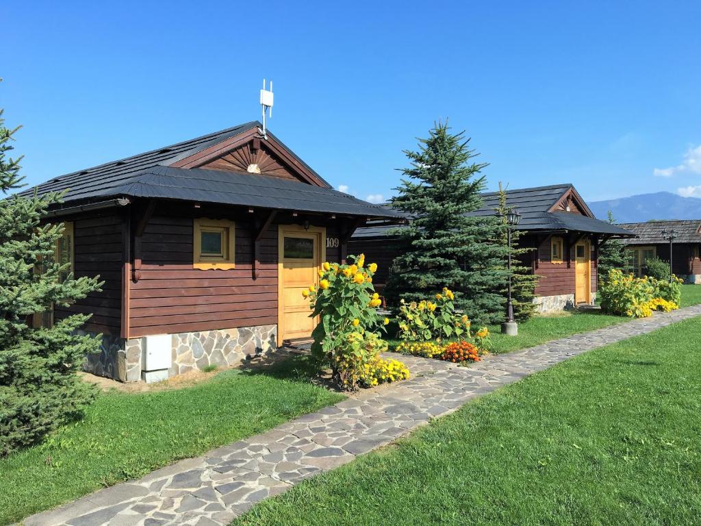 利普托斯基米库拉斯Tatralandia Chatky的小木屋前面有一条小路