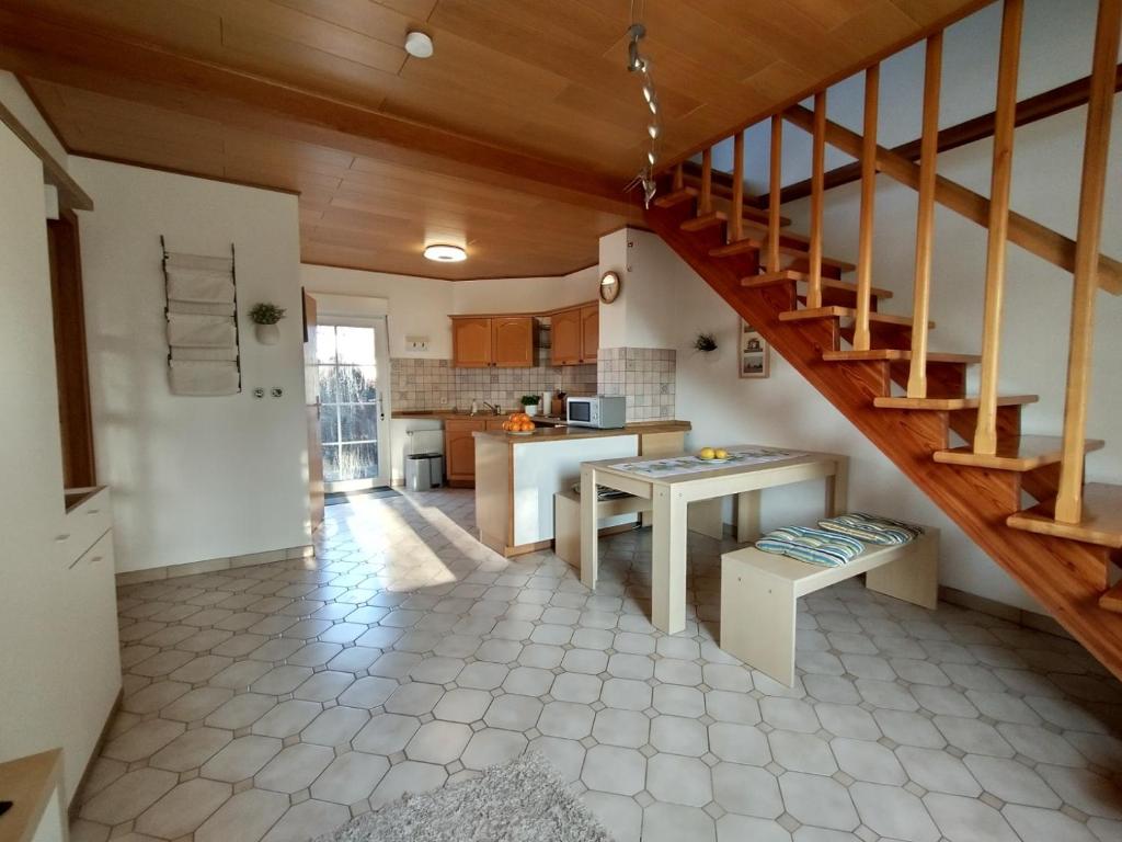KieselbachFerienwohnung am Krayenberg的房屋内的厨房,设有楼梯