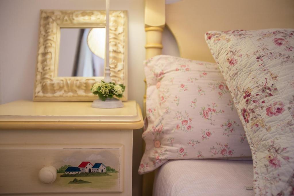 克拉尔夫斯Ca la Manet的一间卧室配有一张带镜子和枕头的床
