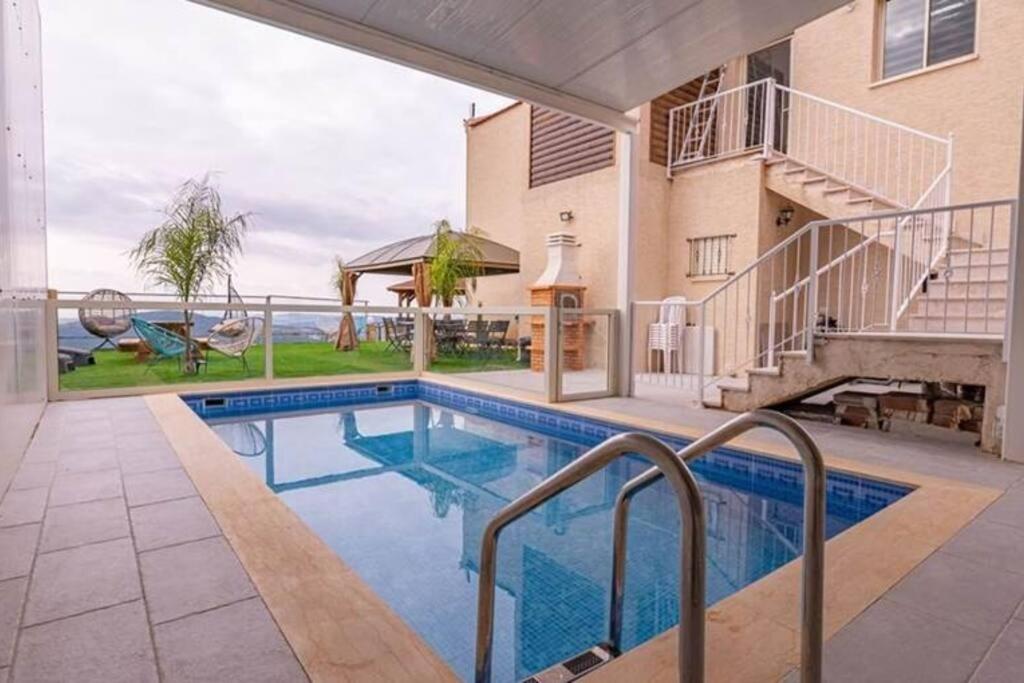‘Ein el AsadBlue lake luxury villa for families的房屋前的游泳池