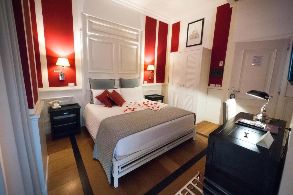维罗纳Hotel Bologna ***S的卧室配有白色的床铺和红色的墙壁