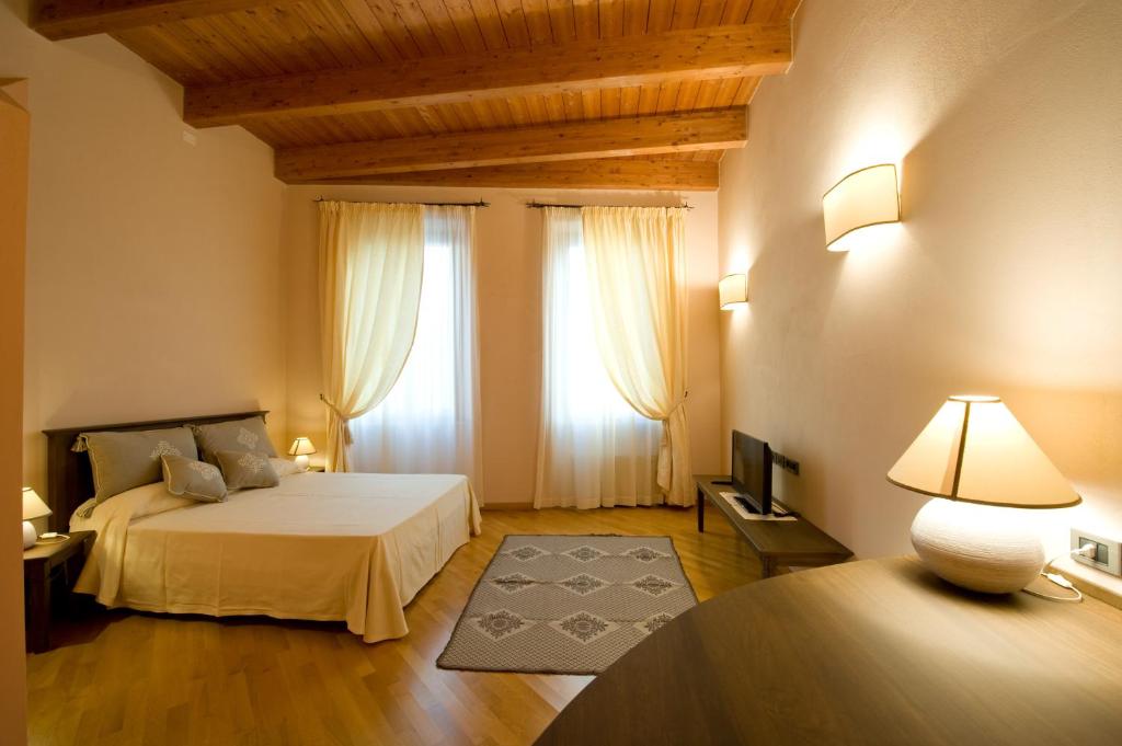 萨萨里阿祖尼广场18号旅馆的酒店客房设有两张床和窗户。