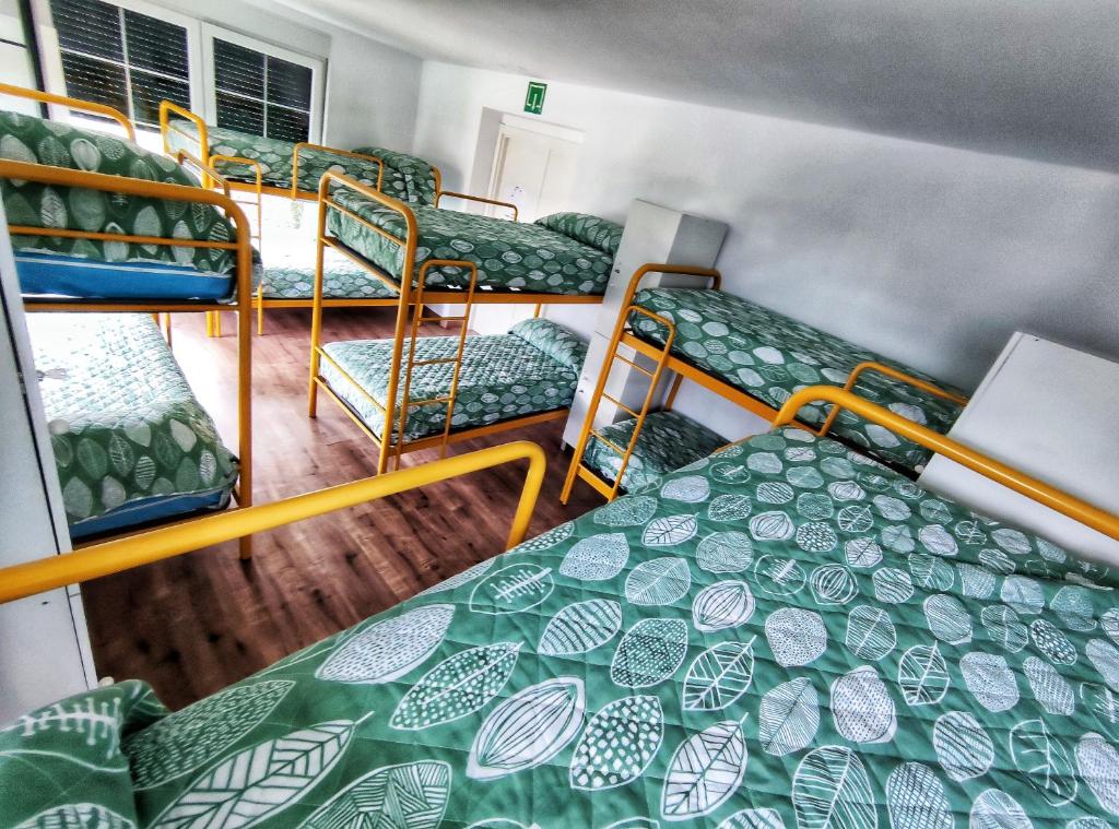 乌迪亚莱斯堡Albergue de Santullán的客房内的一组双层床