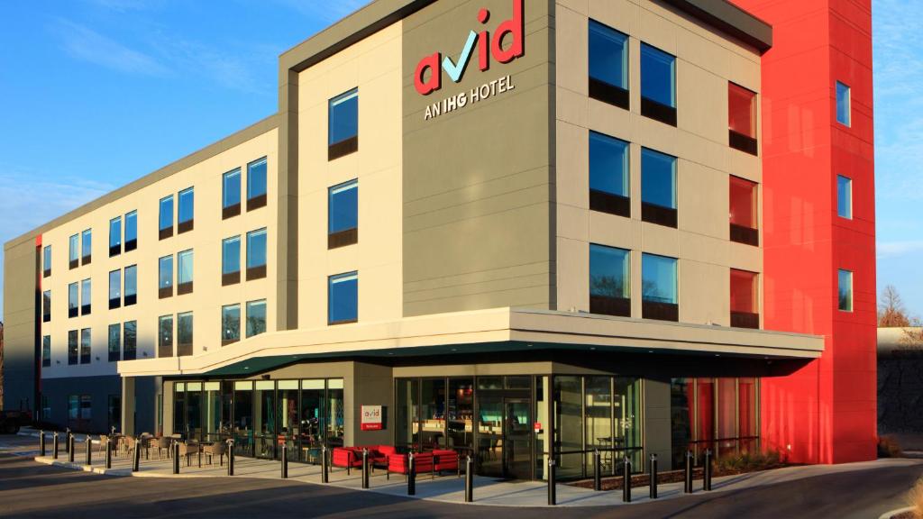 塔尔萨avid hotel Tulsa South - Medical District的一座大楼的前面有一个亚马逊办公室