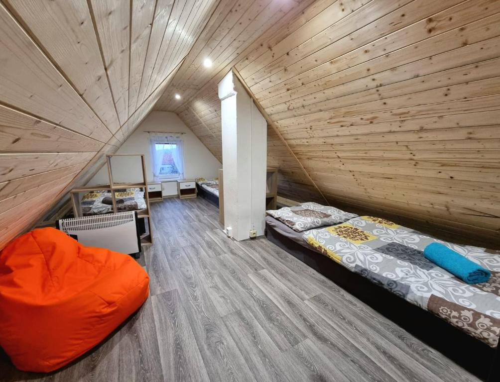 布尔哈里Ubytování BOBULKA Bulhary的阁楼卧室设有两张床和木制天花板