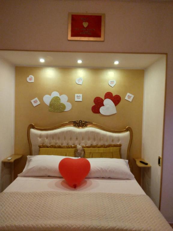 托雷阿马莱Pianeta Camera的上面有红色心的床铺