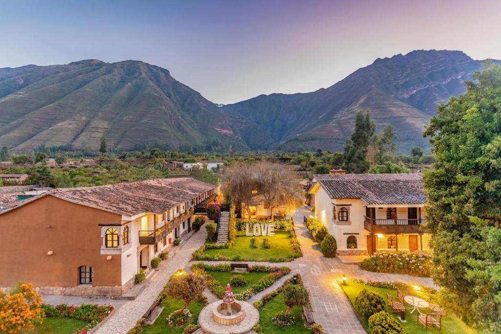 乌鲁班巴Sonesta Posadas del Inca - Valle Sagrado Yucay Urubamba的享有高山房屋的空中景致