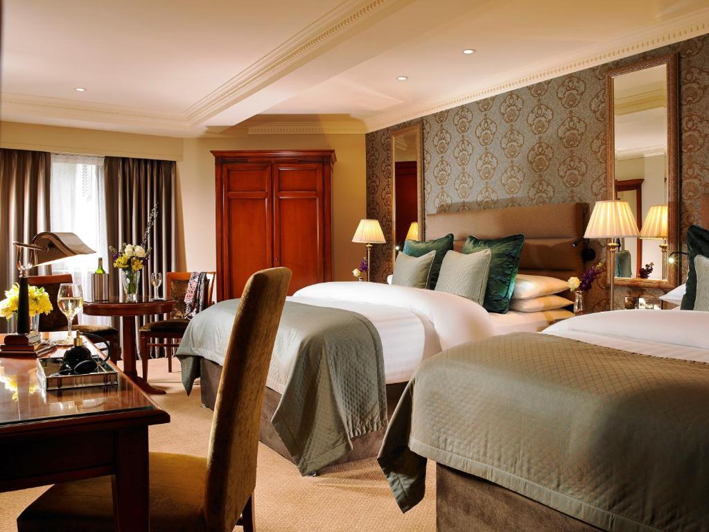 基拉尼International Hotel Killarney的酒店客房配有两张床和一张书桌