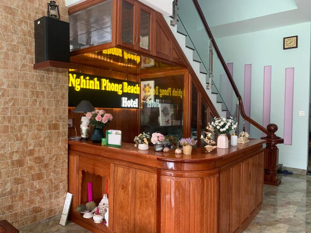 绥和市Khách sạn Nghinh Phong Beach Tuy Hòa的一间有鲜花柜台的餐厅