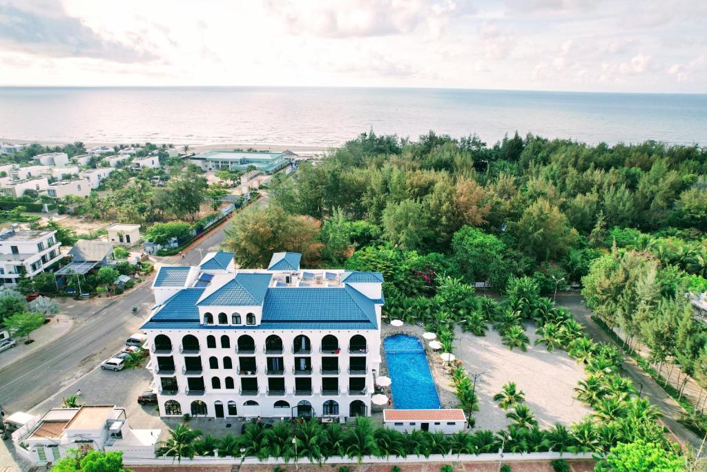 头顿Hafi Beach Hotel的享有白色建筑的空中景致,设有蓝色屋顶