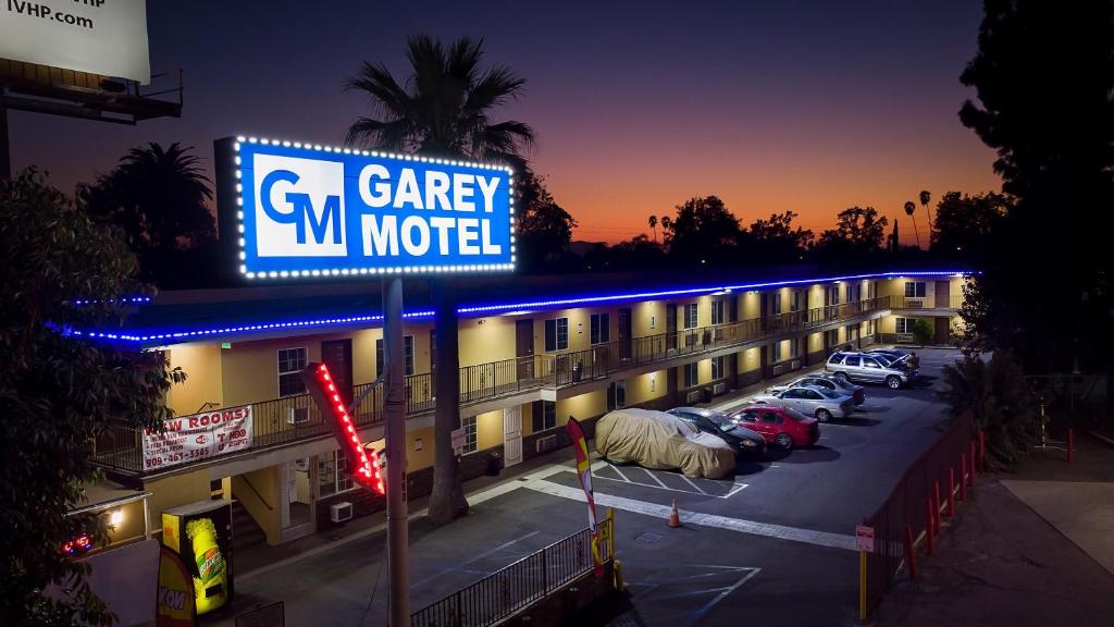 波莫纳GAREY MOTEL的停车场标志的酒店