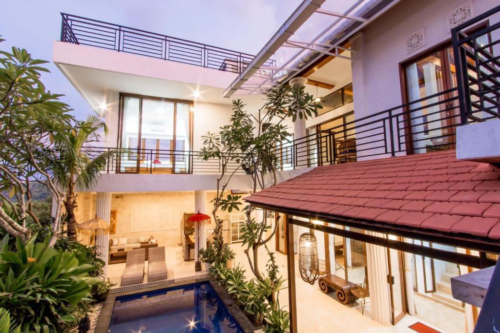 金巴兰Villa Aviya的一座带游泳池的房子的图象
