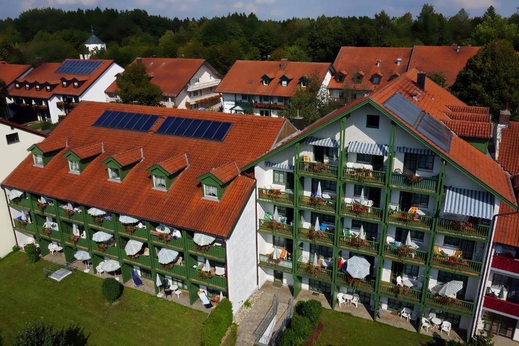 巴特格里斯巴赫索勒藤-鲁佩特酒店的屋顶上方设有太阳能电池板的建筑的顶部景色