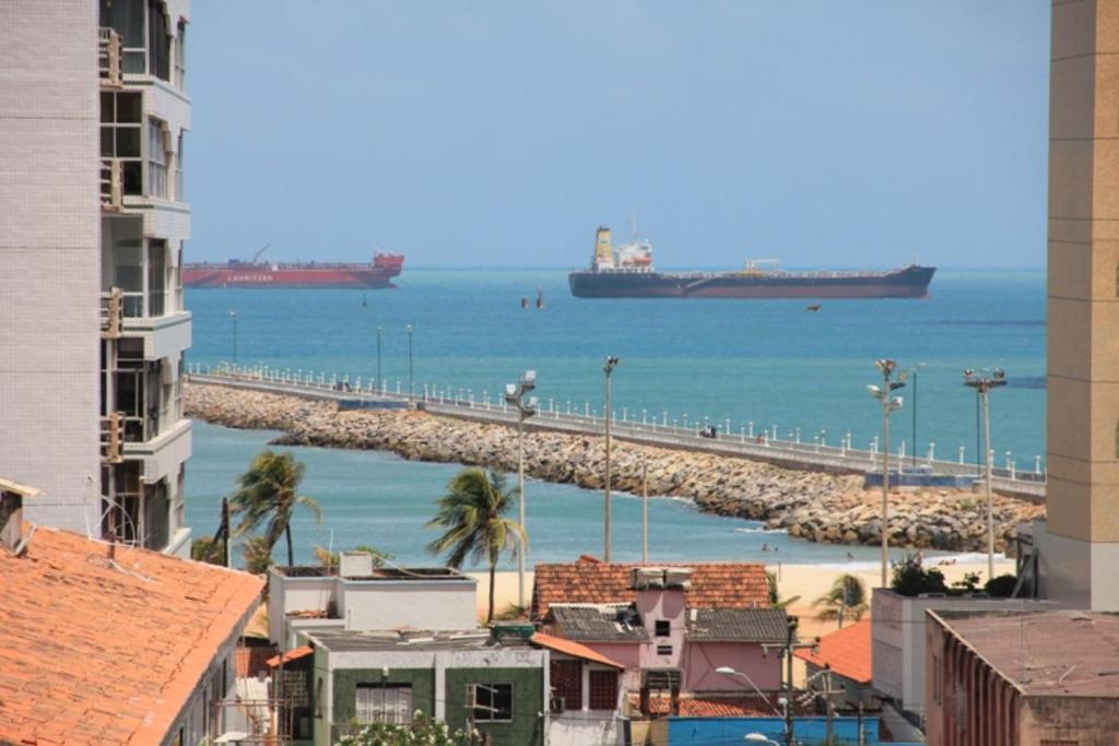 福塔莱萨圣卢西亚公寓的两艘船在水中享有海港的景色