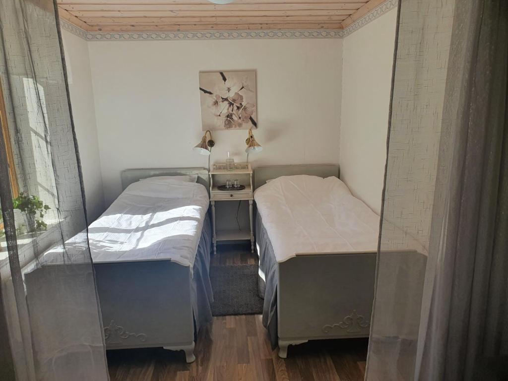 TorsåkerMagasinet的小型客房 - 带2张床和窗户