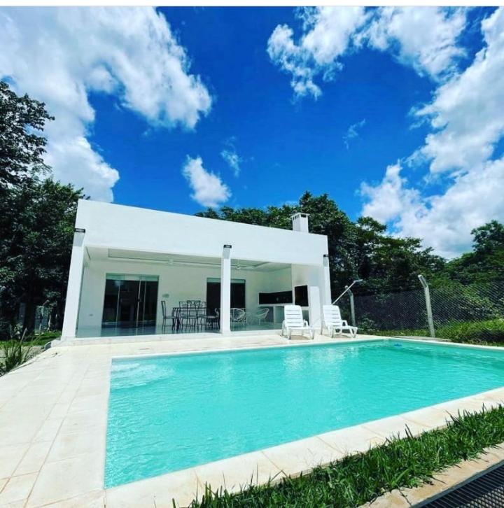 圣贝纳迪诺Villa San Nicolás con piscina的房屋前的游泳池