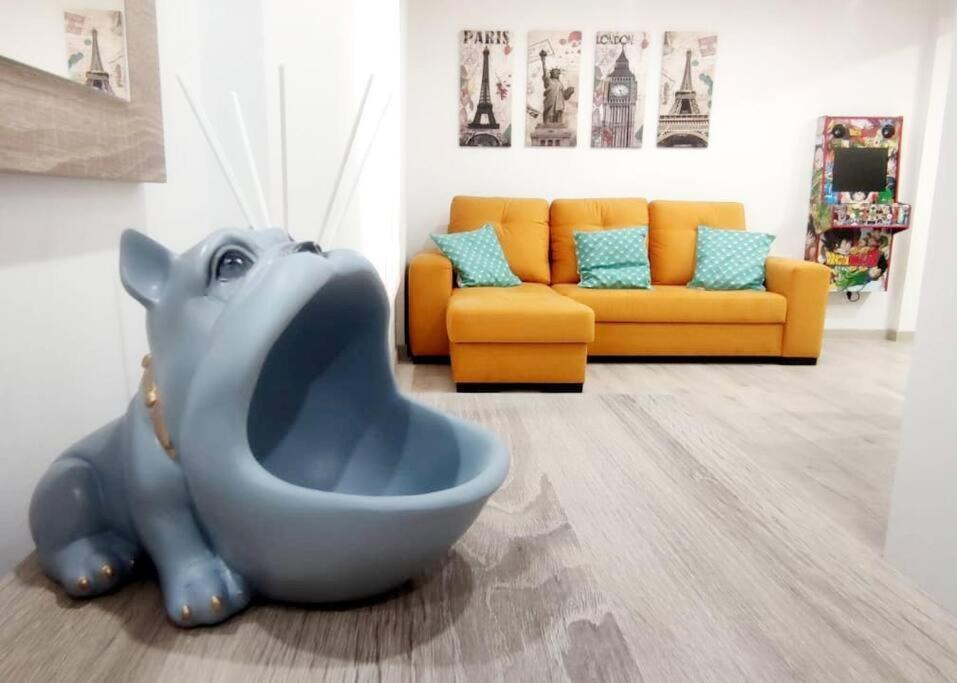 奥维多- LUJO - Parking, Maquina Arcade, Wifi y Netflix的客厅在沙发前设有大象雕像