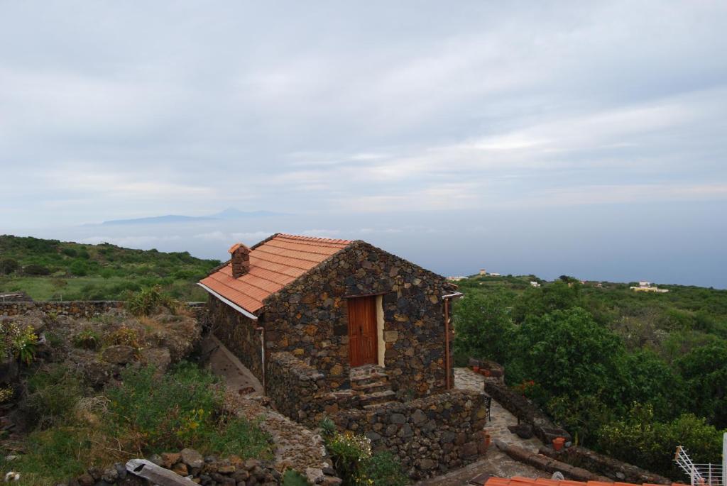IsoraCasa Abuela Estebana的一座红色屋顶的小石头建筑