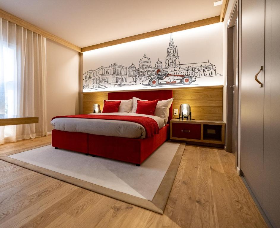 伯尔尼NEW OPENING 2022 - Los Lorentes Hotel Bern City的卧室配有红色的床,墙上挂着画