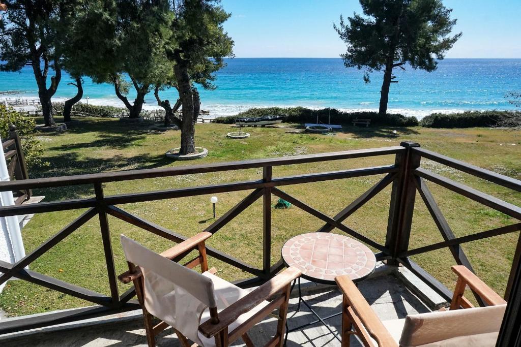 波塞蒂Delfini Villa, beachfront 2-bdrm maisonette的一个带桌椅的海景阳台