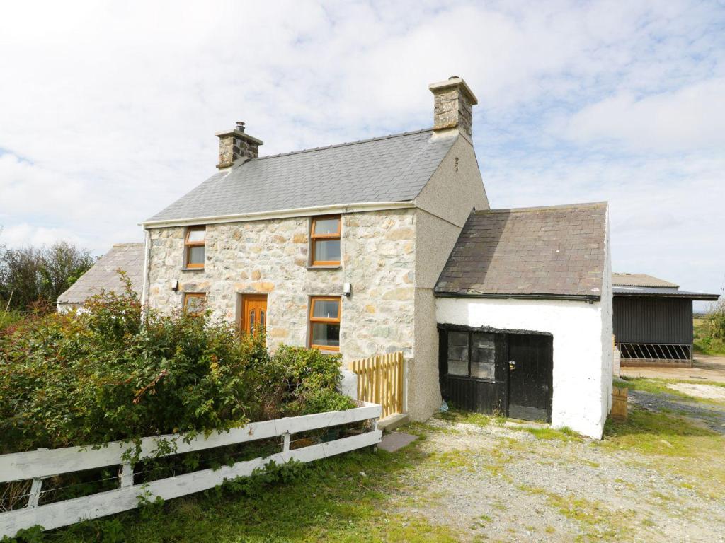 阿贝达隆Ty Rhos, Farm Stay, sleeps 4, Rhoshirwaun 2 miles from Aberdaron的一座灰色屋顶的古老石头房子