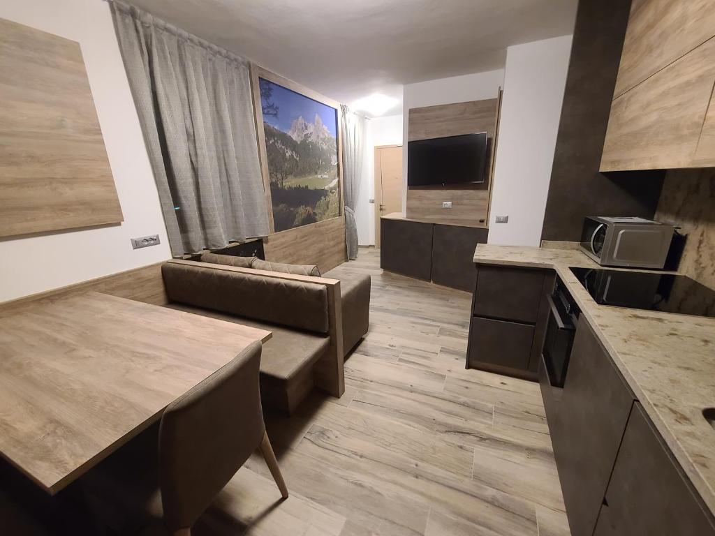 安达洛Al Toscana的一间设有厨房和客厅的客房