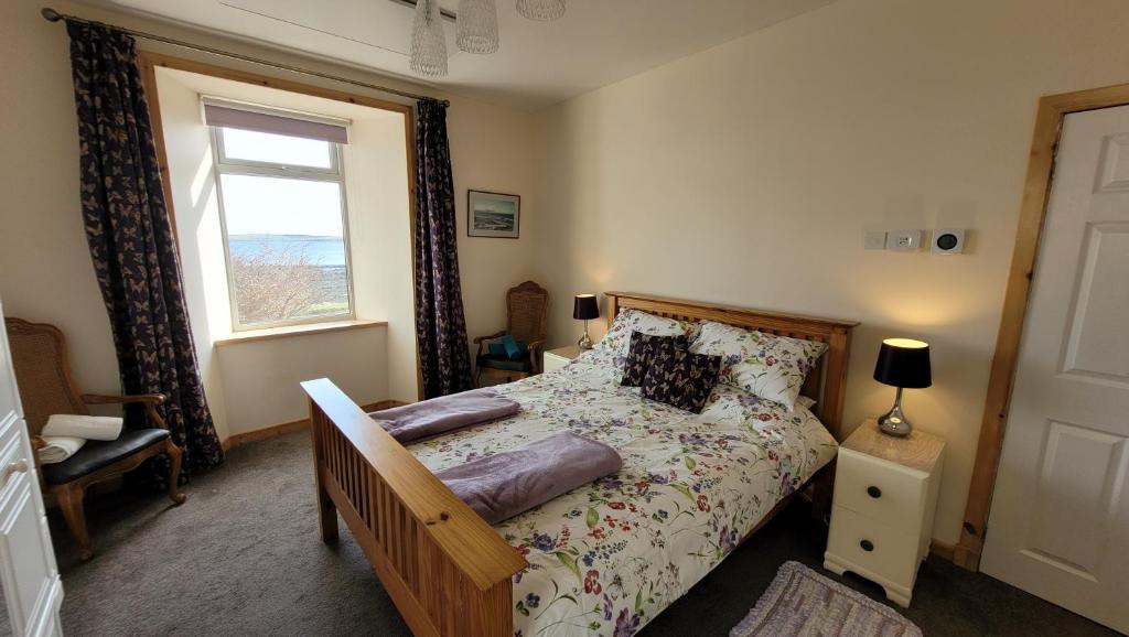 Saint MarysGlenduron-by-Sea的一间卧室设有一张床和一个窗口