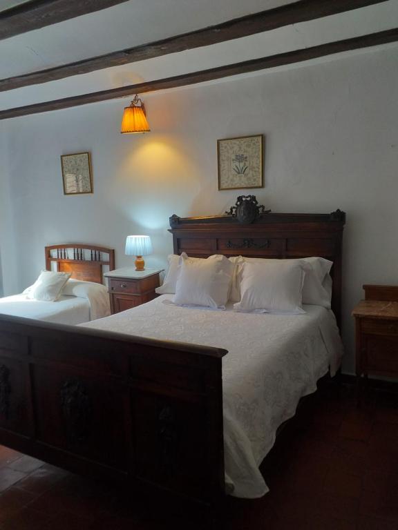 特鲁埃尔丰达托萨尔旅馆的一间卧室配有两张带白色枕头的床