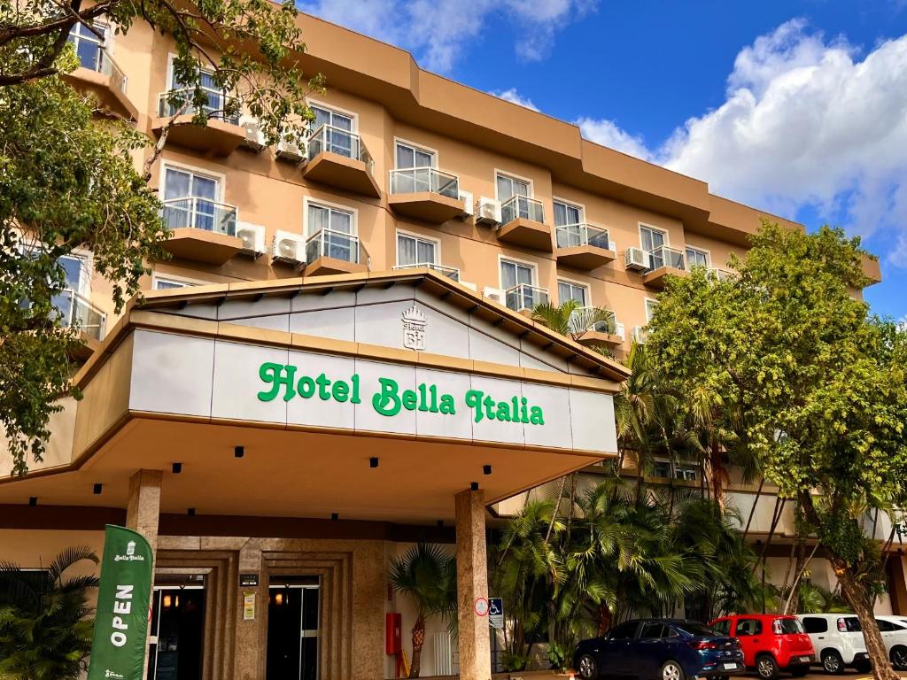 伊瓜苏Hotel Bella Italia的一座酒店大楼,上面标有西雅图酒店芭蕾舞的标志