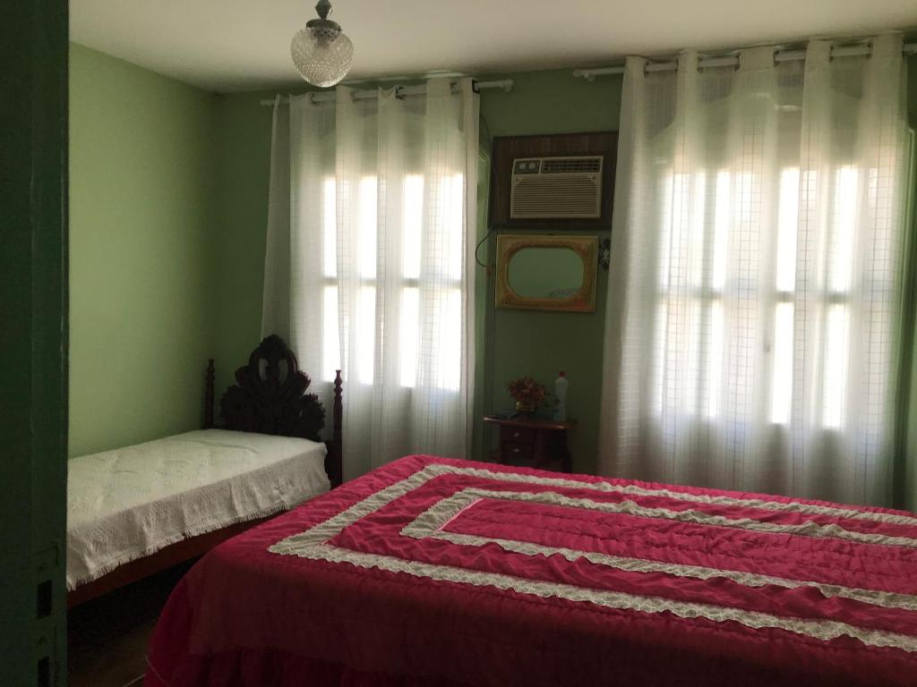 戈亚斯hospedagem quarto casa da wal的一间卧室配有一张床铺,床上铺有红色毯子
