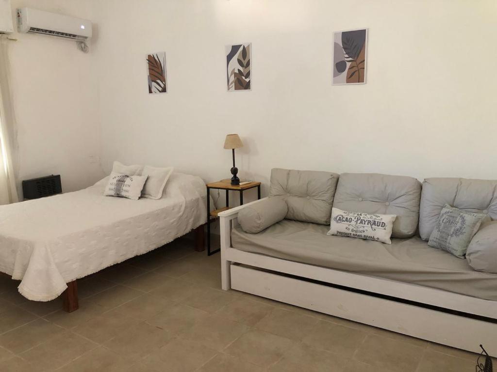 康考迪亚Acogedor departamento bien ubicado的客厅配有沙发和1张床