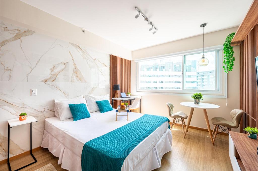 巴西利亚BSB Stay Premium - Flats Particulares - SHN的酒店客房配有一张床铺和一张桌子。