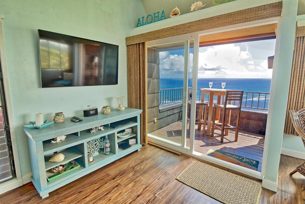 普林斯维尔Sealodge G9的客房设有海景阳台。