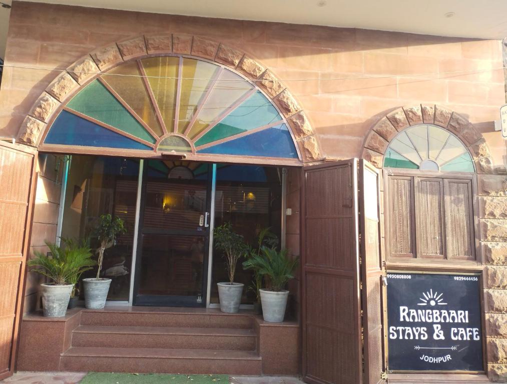 焦特布尔RANGBAARI STAYS & CAFE的前方种植盆栽植物的餐厅入口