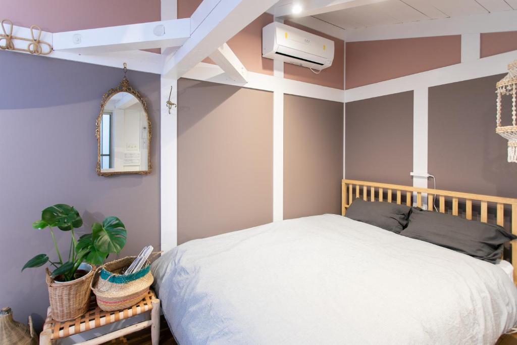 福冈Bonjour Maison -Self check-in的卧室配有白色的床和镜子