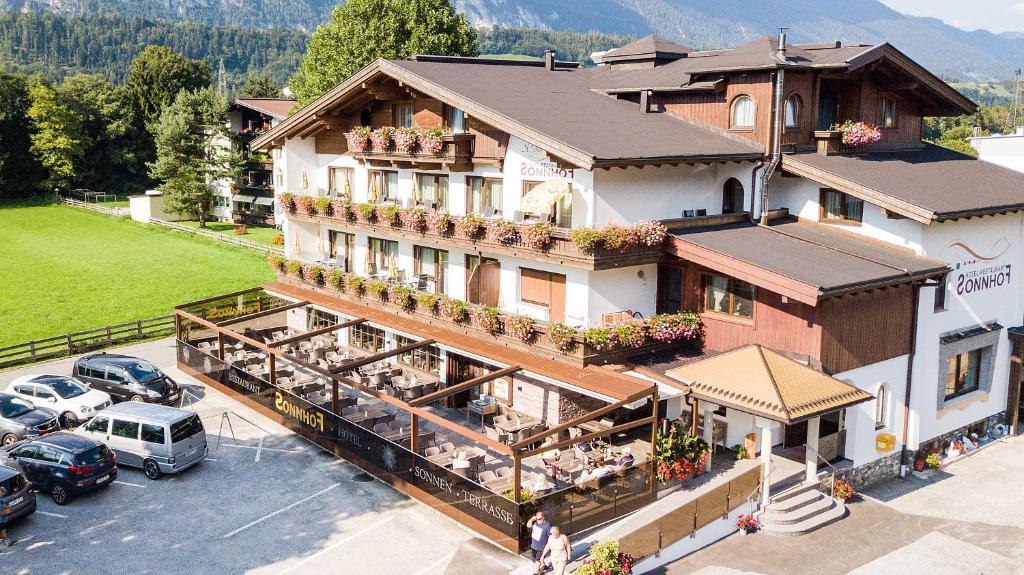 RadfeldHotel-Restaurant Sonnhof的停车场内停放车辆的酒店空中景观