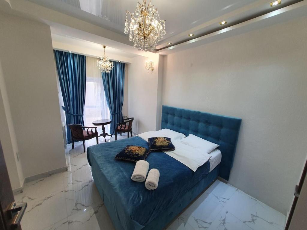 基希讷乌贝拉多纳酒店的一间卧室配有蓝色的床和2条毛巾