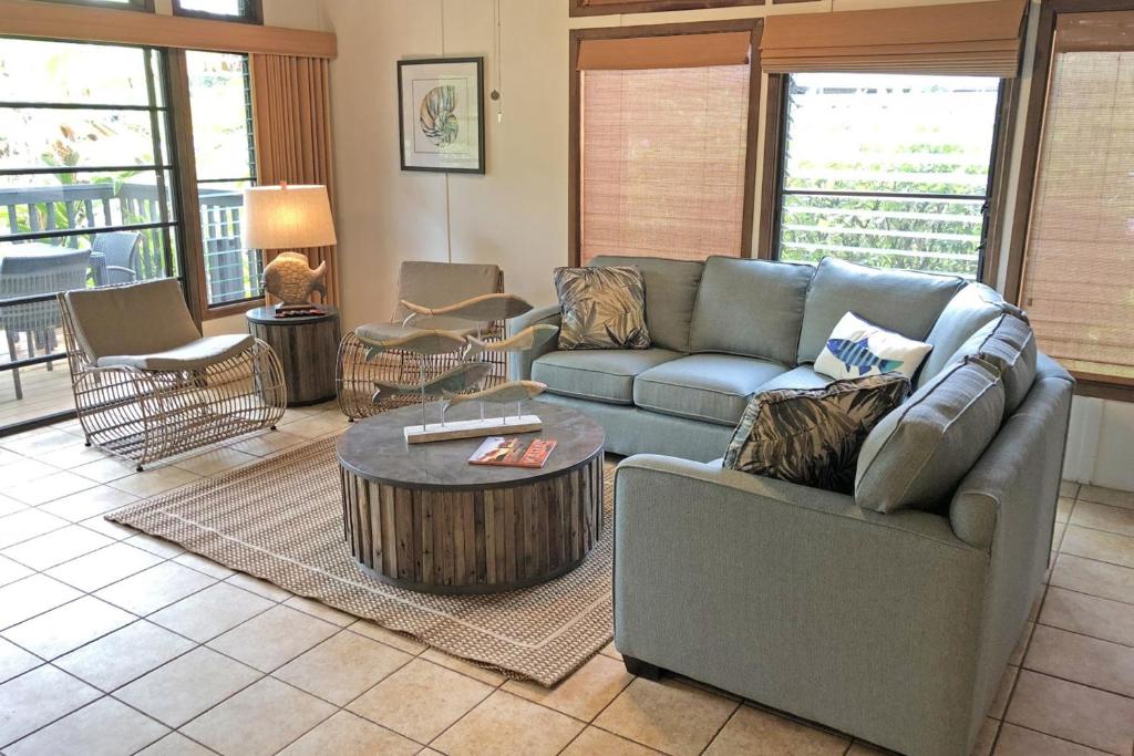 普林斯维尔Mauna Kai 8的带沙发和咖啡桌的客厅