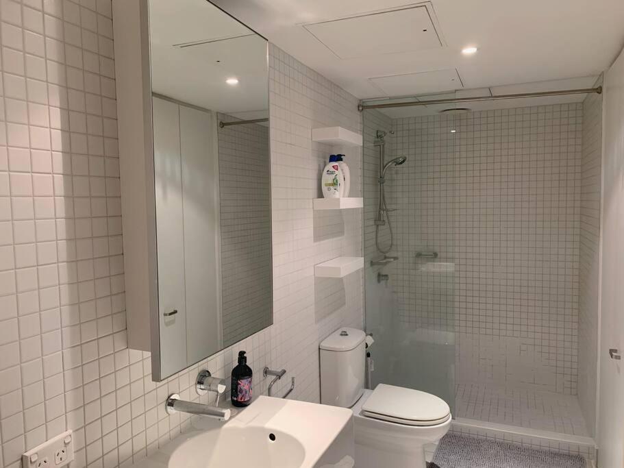 墨尔本Light-filled apartment in a dream location 150m away from University of Melbourne的浴室配有卫生间、盥洗盆和淋浴。