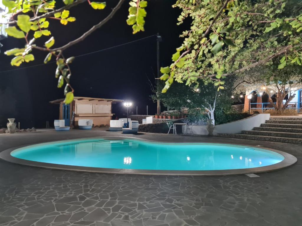 多尔加利Turismo Rurale Filieri的夜间在庭院中间的游泳池