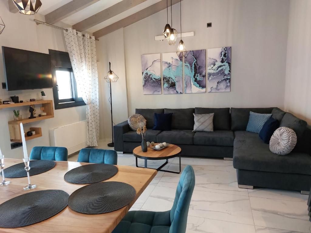 阿尔戈斯托利翁ELITE LUXURY APARTMENTS的客厅配有沙发和桌子