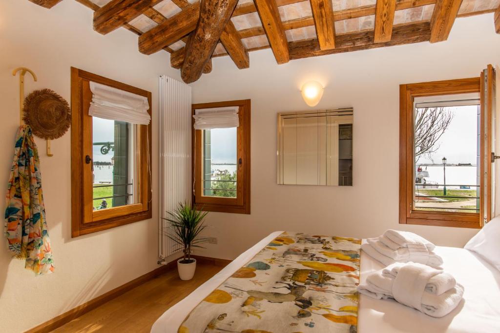 布拉诺岛TIFFANY GOLD的一间卧室设有床和窗户。