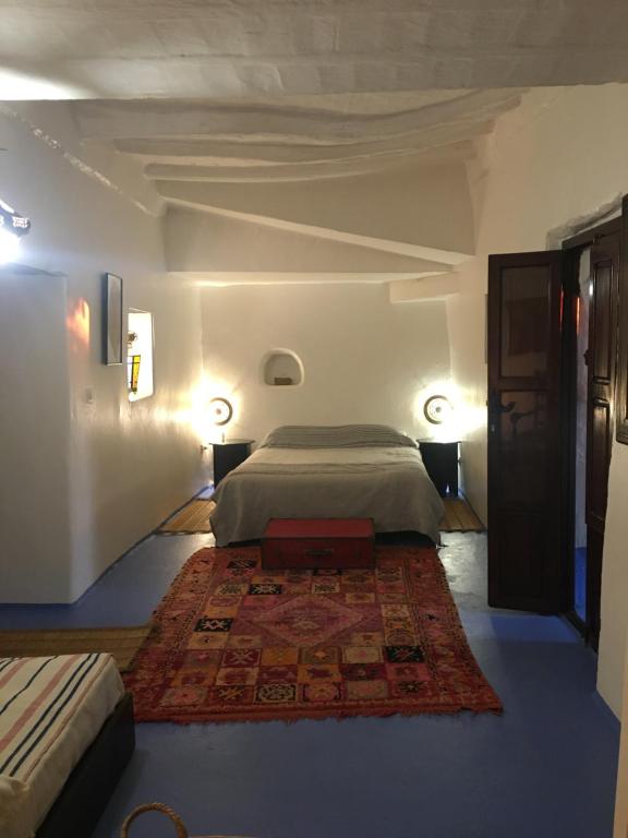 艾西拉伯尔巴里住宿加早餐旅馆的一间卧室配有一张大床和地毯。