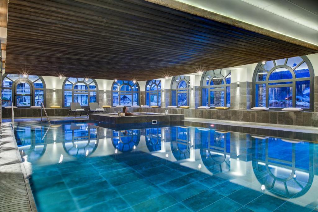 夏蒙尼-勃朗峰La Cordee 623-Luxury apartment with mountain view and SPA的蓝色瓷砖建筑中的游泳池