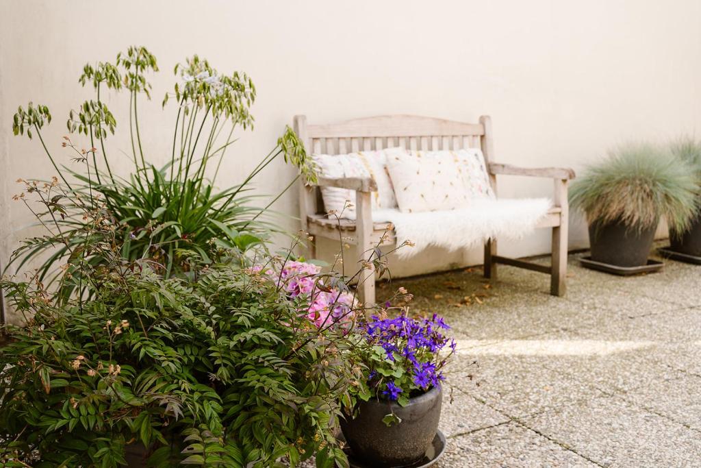 阿珀尔多伦LodgeNr18的一个带长凳和一些植物及花的花园