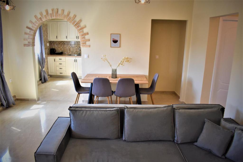 康托卡利Christina's apartment的客厅配有沙发和桌椅