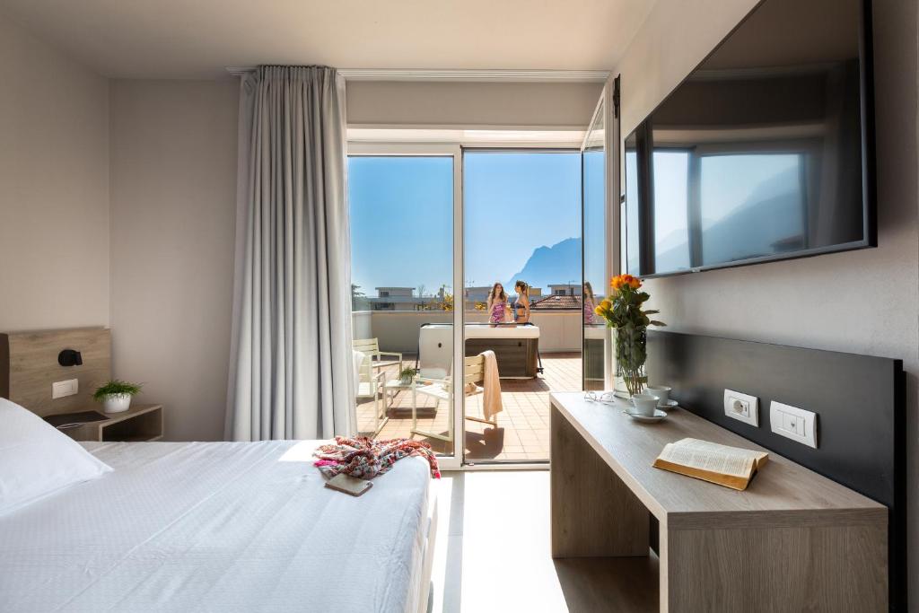 托尔博莱GoTì Hotel的一间卧室设有一张床,享有阳台的景色