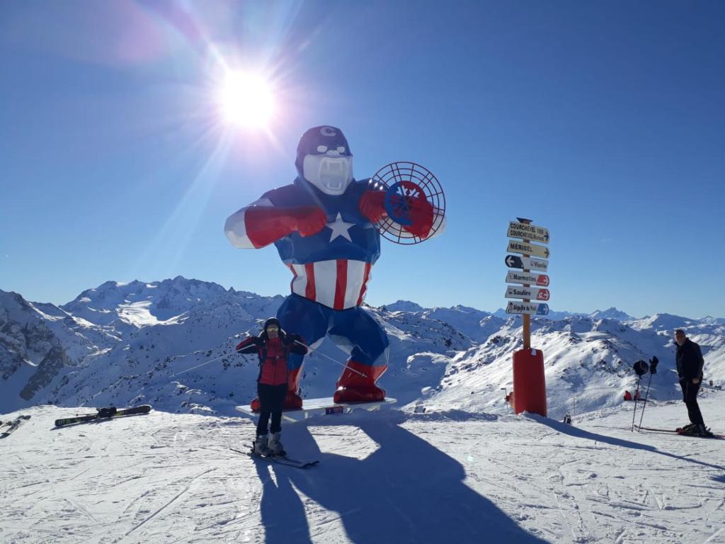 La PerrièreAppartement aux pieds des pistes la tania courchevel的滑雪坡上身着超级英雄服装的人