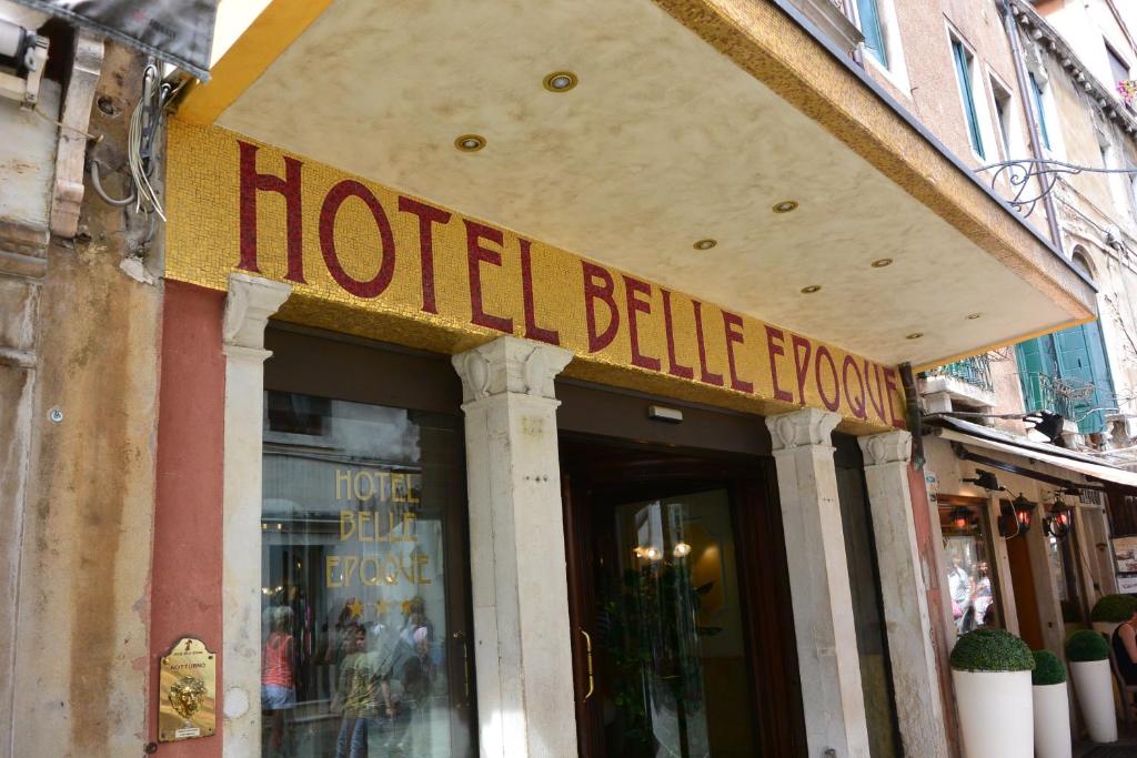 威尼斯贝里埃波科酒店的大楼一侧的酒店泡泡客房标志